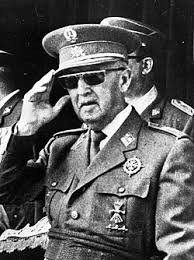 “Con Franco se vivía mejor… si eras hombre, rico y obediente”