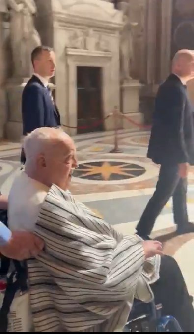 «El Papa en poncho y los centinelas de la sotana eterna»