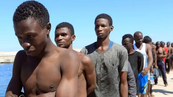 “La otra procesión: cruz sin cirios, esperanza sin himnos”