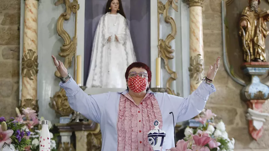 El obispo de Tui, Vigo, descubre que las mujeres existen… porque no tiene curas