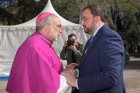 Barbón planta cara a los sermones ultraderechistas del arzobispo y se ausenta de nuevo en la Misa del Día de Asturias