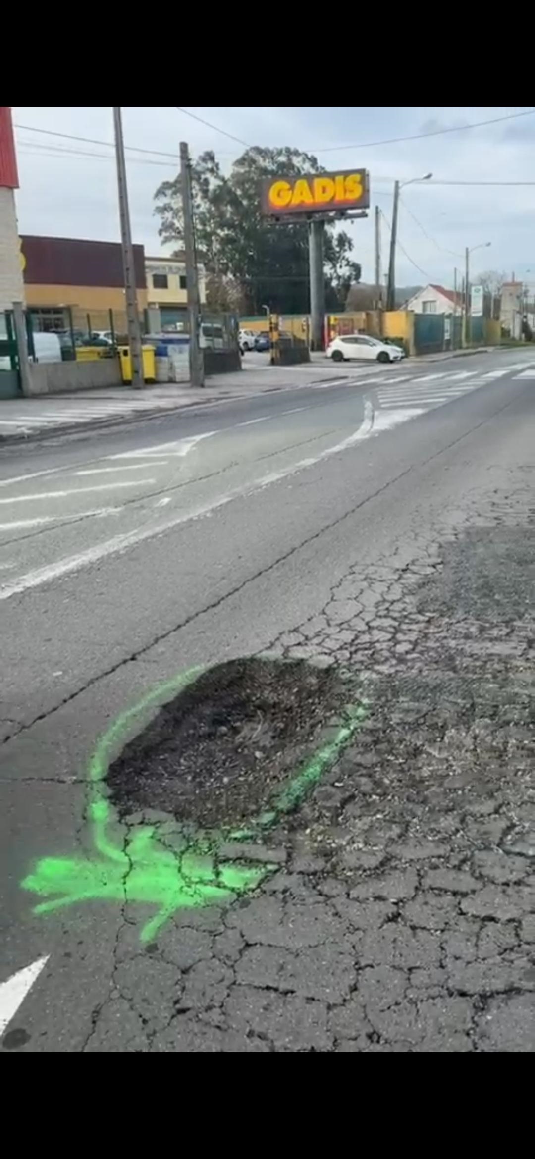 FERROL en ruinas, políticos en ascenso: el asafalto se hunde mientras ellos trepan.